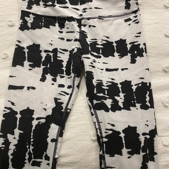 New Alo Yoga Capri Leggings - Medium - Picture 3 of 3